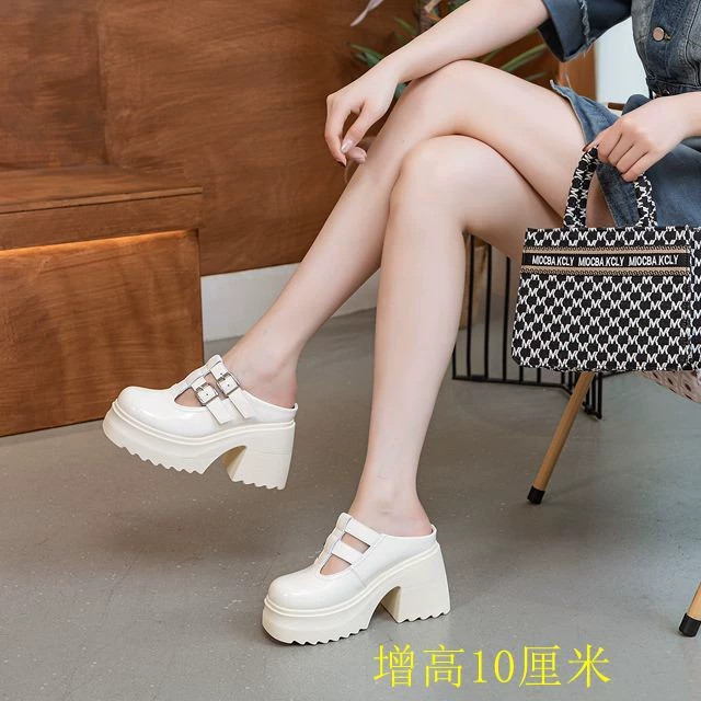 Носите толстые и высокие каблуки за пределами булочки