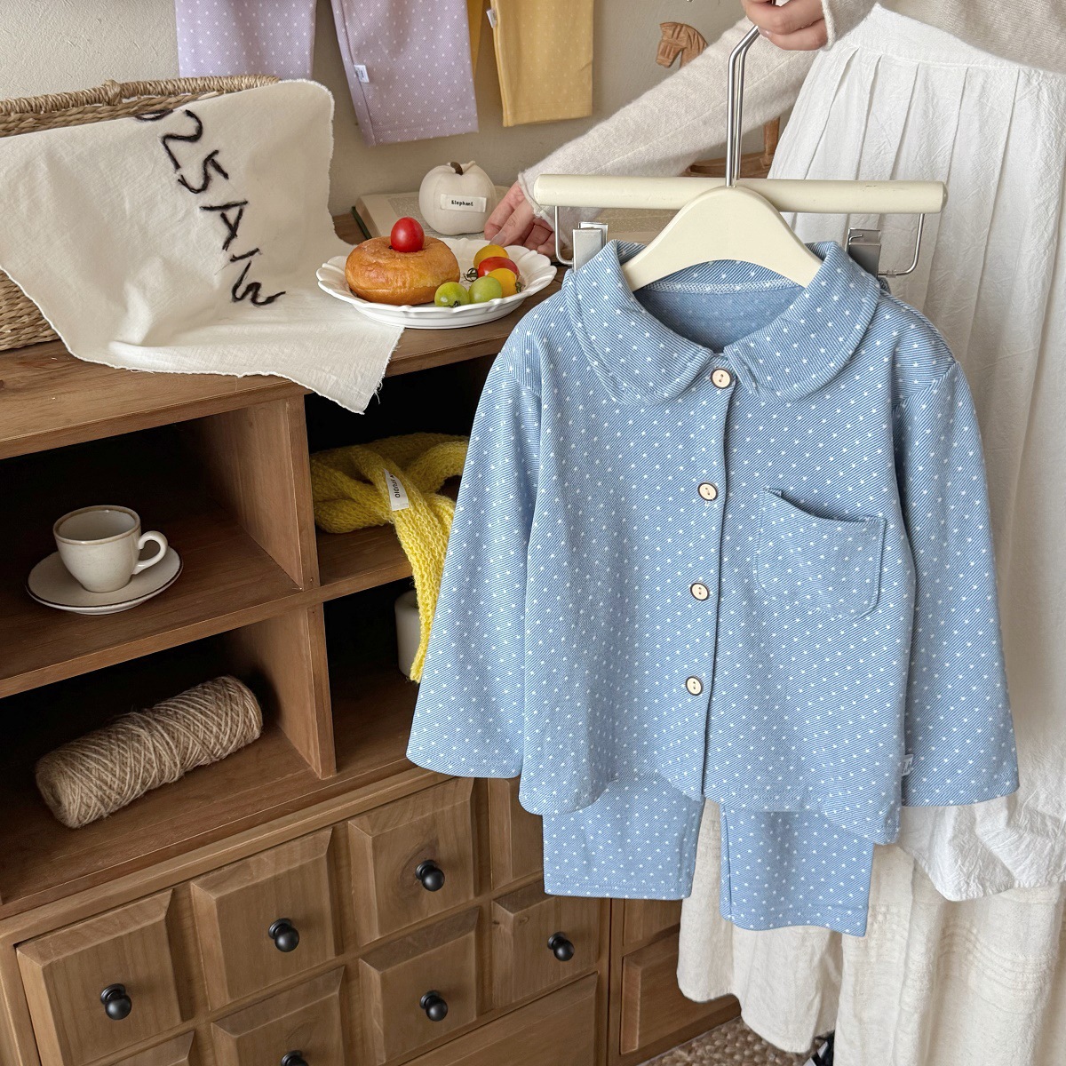 Pajamas infantiles de otoño y invierno abrigo con solapa caliente pantalones de otoño para niños y niñas bebés de clase A cardigan de terciopelo para el hogar