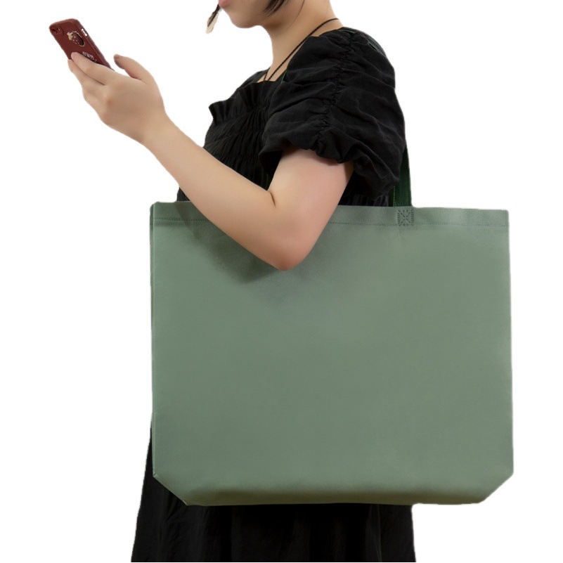 Bolso de la tienda de ropa logotipo impreso bolsa de compras de ropa de mujer bolsa de entrenamiento de ropa institución no tejida en stock