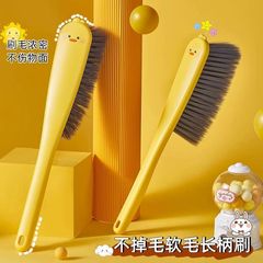家庭用の柔らかい毛のベッドはほこりを取り除きます。寝室のベッドを掃除します。