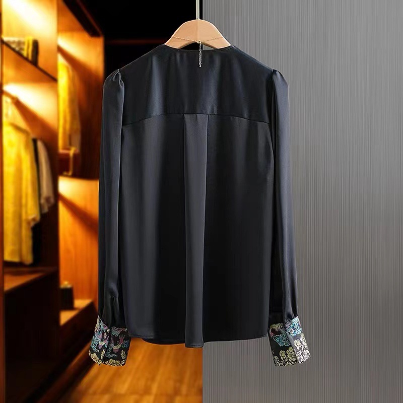 Elegant damblusa med v-ringning i acetat jacquard-tyg_voghion.com