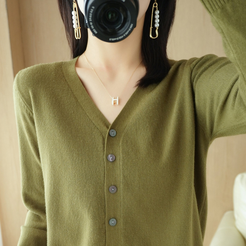 Factory wholesale 2022 new knitwear cardigan women's V-neck solid color elegant coat large quantity in stock wholesale delivery