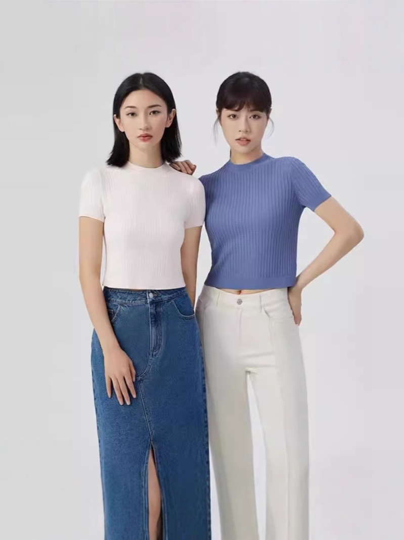 Áo thun nữ cổ tròn tay ngắn chất liệu len lụa rỗng mỏng mùa hè — Màu đen