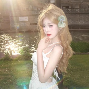 Wig for Women with Long Hair, White Gold, Medium Parted, Long Curly Hair, Big Waves, Natural Human-Like Whitening Full Headgear