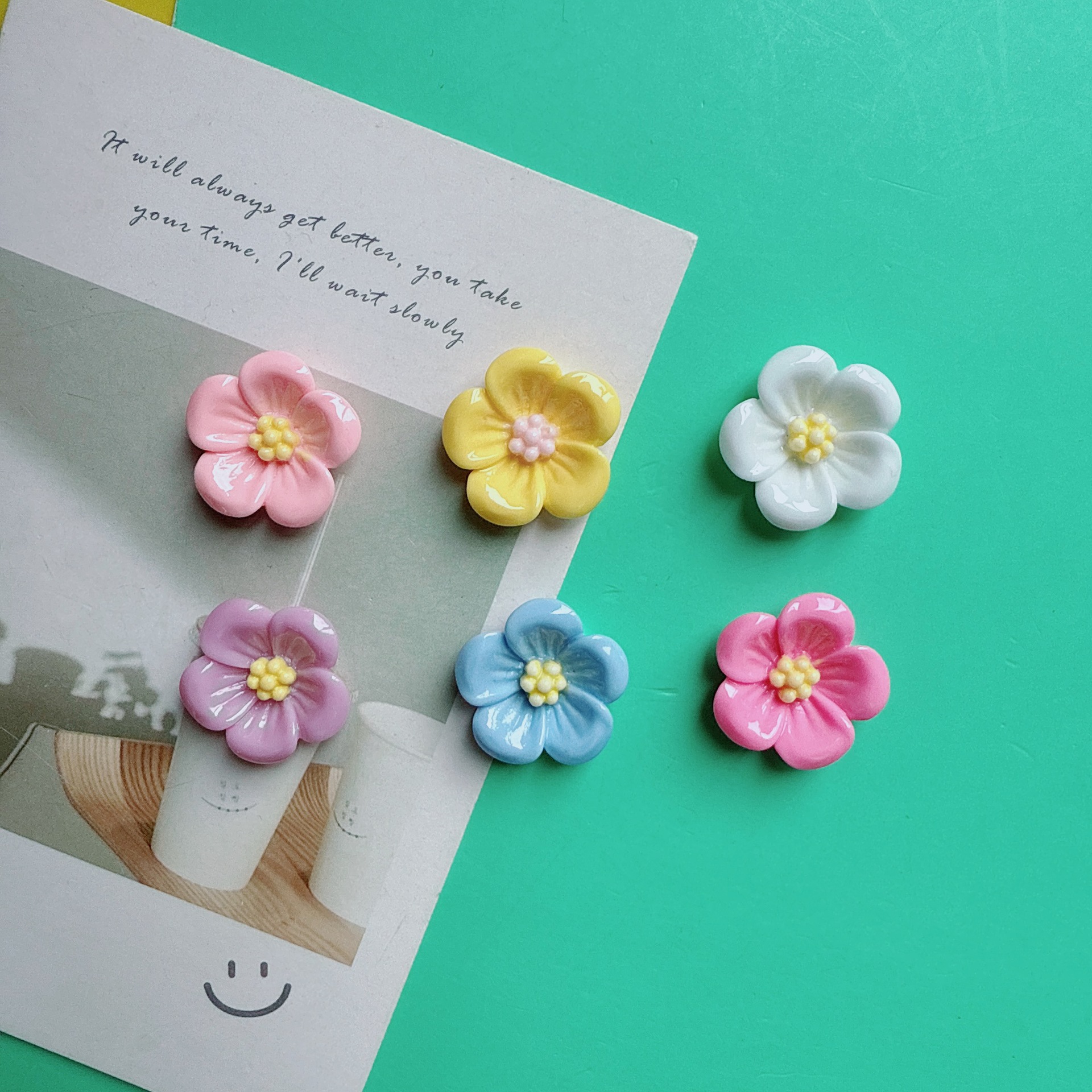 ホット販売カラフルな 5 花びらフラワーシリーズ樹脂アクセサリー diy クリーム接着剤携帯電話ケースヘアピン冷蔵庫マグネット材料パッケージ