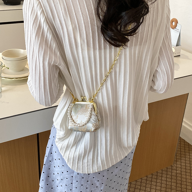 Nuevo bolso de perla dulce chino para chicas, bolso de cadena de flores nacionales, bolso mini compacto para niños.