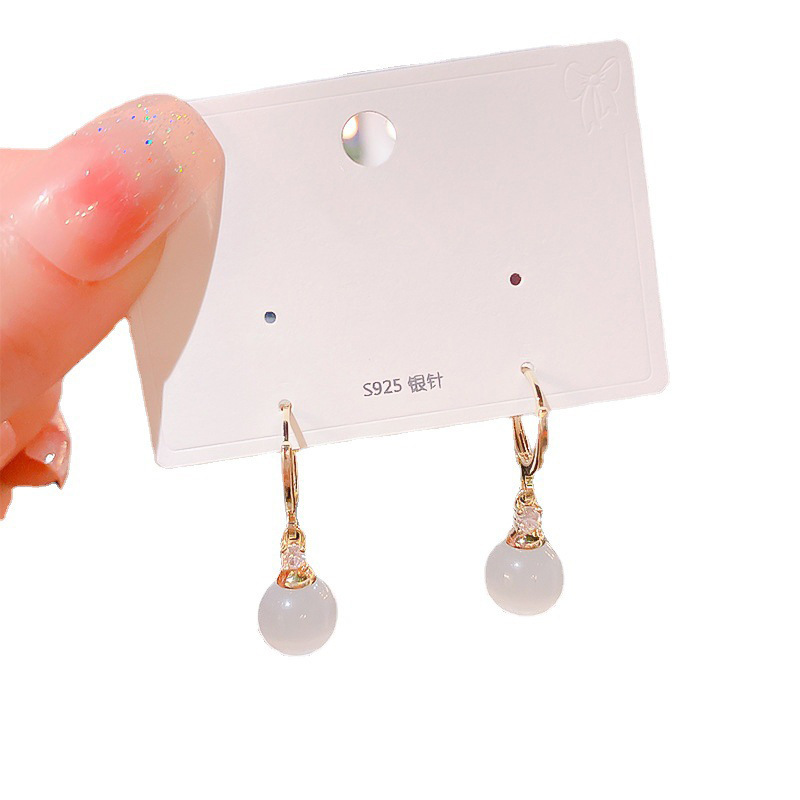 Retro estilo de Hong Kong ópalo redondo s925 con pendientes de plata, pendientes de temperamento simple de lujo ligero femenino, orejas de sentido avanzado de nicho