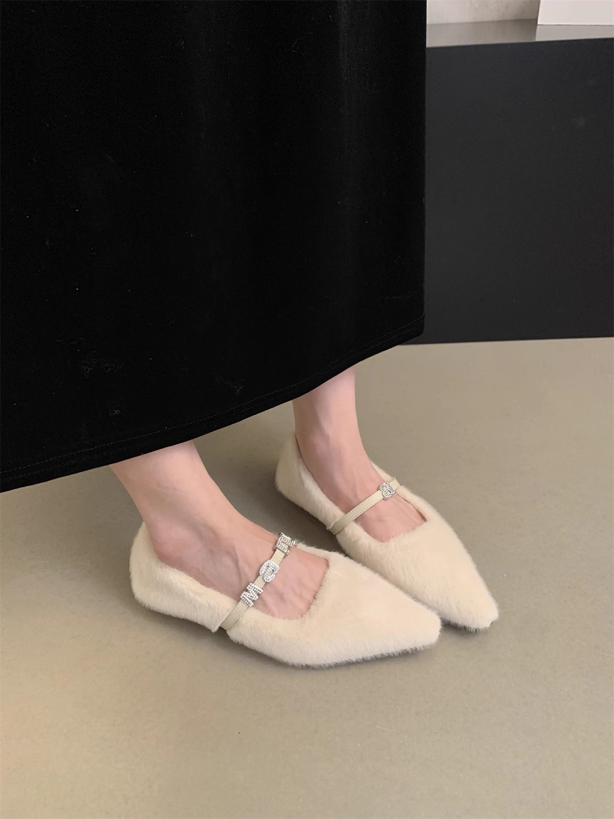 2023 Autunno/inverno Nuova edizione coreana a punta acqua diamante scarpe di peluche per le donne con peluche e stile fata suola piatta scarpe singole_voghion.com