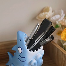 卡通鲨鱼笔筒收纳摆件装饰可爱卡通鲨鱼仰望星空收纳笔筒树脂摆件