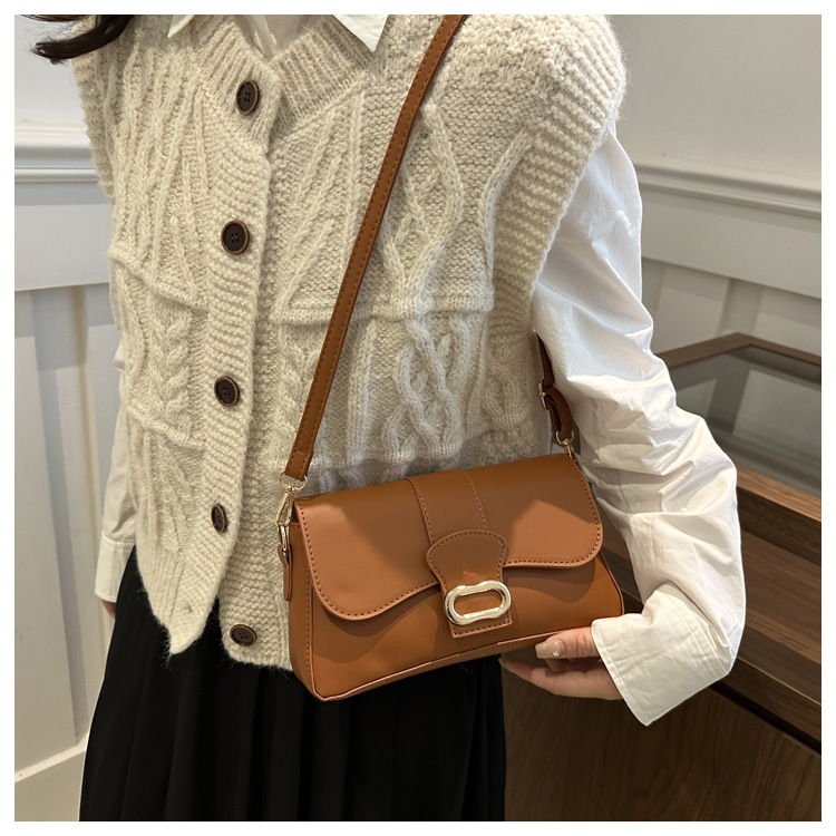 A casual and stylish small bag for women, a new 2024 fashion single-shoulder underarm bag, a retro and fashionable commuting crossbody small square bag undefined