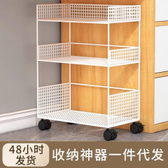 机の下の物置棚の机のそばの小さい本棚は移動可能です。