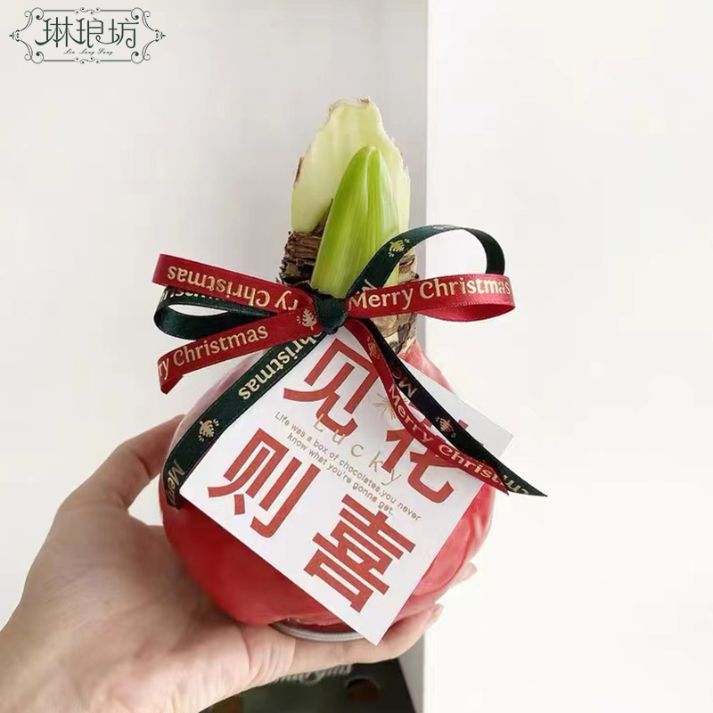 La tarjeta festiva está destinada a ser roja, segura, feliz, afortunada, feliz, feliz, llena de flores y tarjeta decorativa de plantas verdes