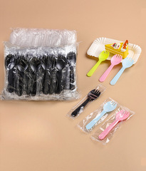 使い捨てフォークとスプーン、つや消しの厚いプラスチックの小さなケーキ、デザートスプーンとフォーク、個別にパッケージ化されたフルーツサラダフォークなし