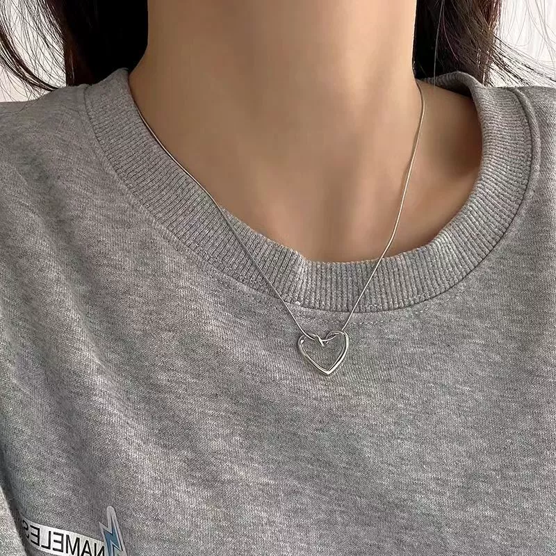 Ожерелье с полым сердечком для женщин, модное милое студенческое простое ожерелье на ключице, легкое роскошное нишевое дизайнерское ожерелье, оптовая продажа