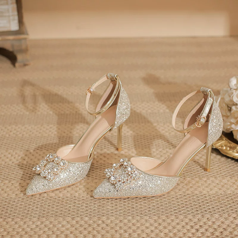 Золотые шампанское туфли на каблуке женские stilettos квадратная пряжка rhinestone Hollow обувь модные подружки невесты свадебные туфли 2024 новые одиночные туфли