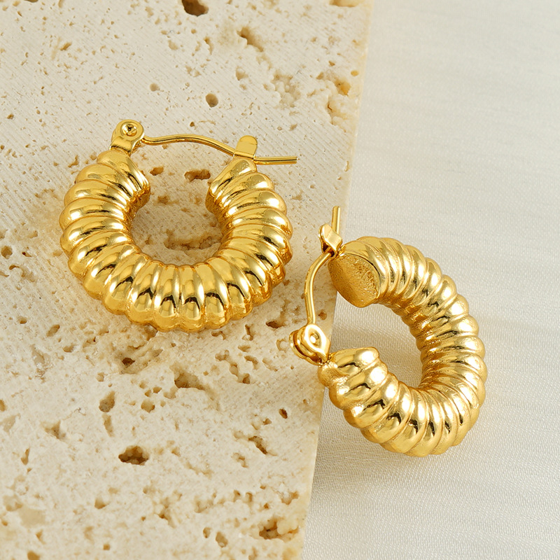 Pendientes geométricos de estilo ins simples de moda europea y americana chapados en oro de 18 quilates en espiral de acero inoxidable fabricantes