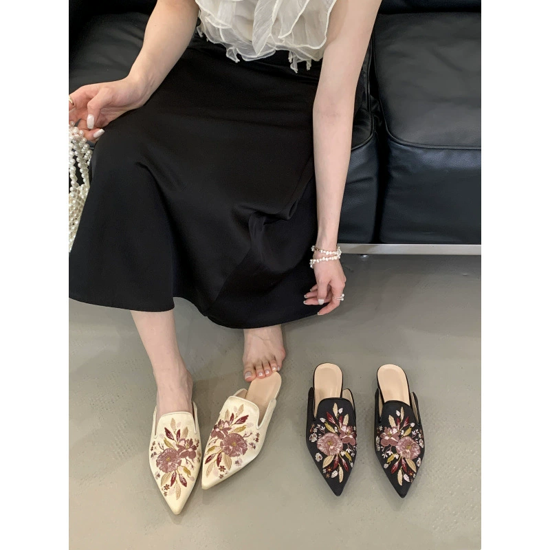 Модные женские сандалии, летняя обувь 2025 года, балетки-мюли, туфли с вышитыми цветами на носке, новые туфли в китайском стиле