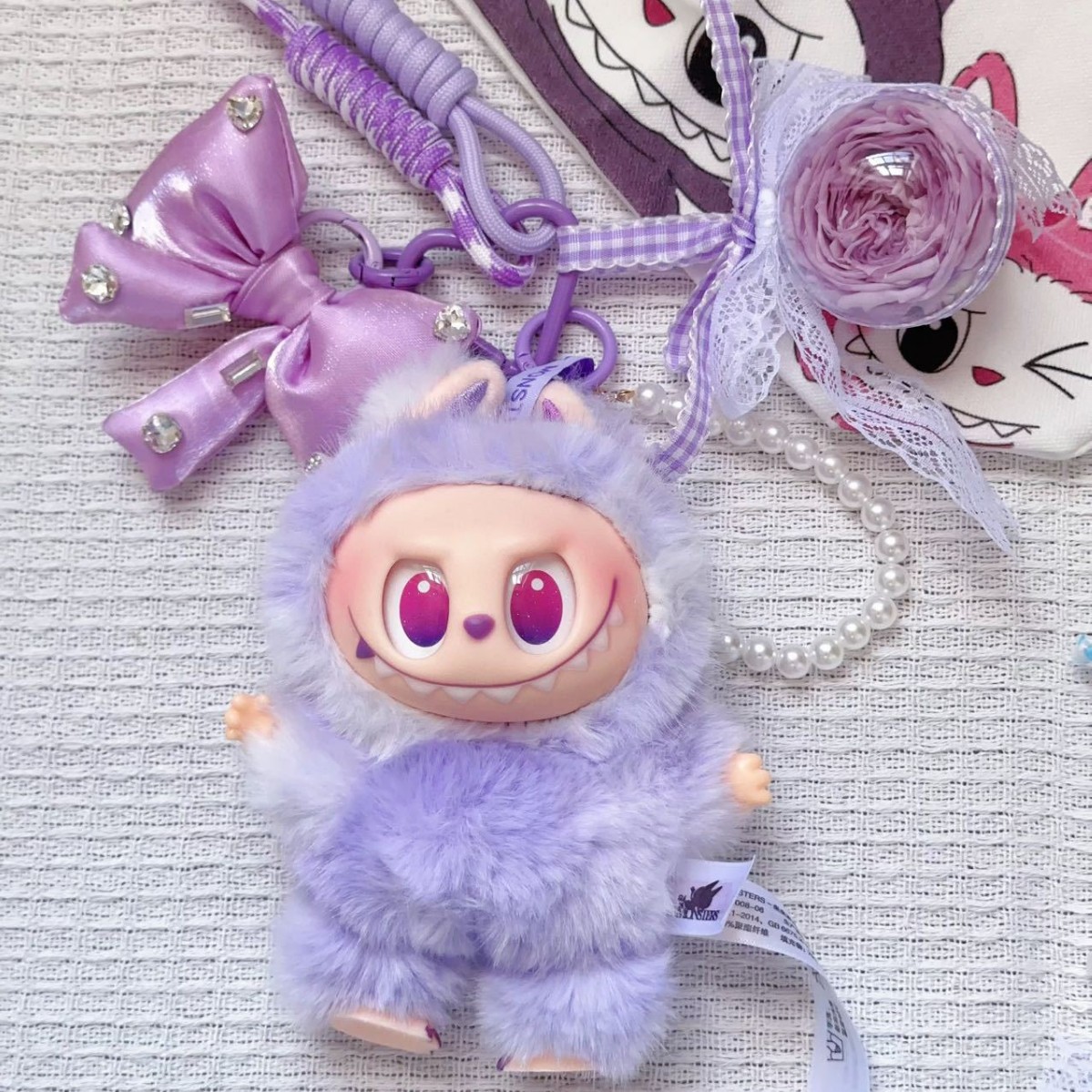 보라색 천 가방 걸기