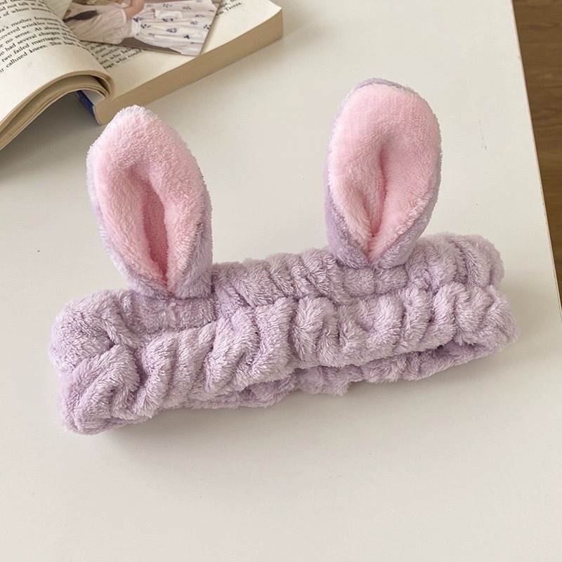 顔を洗って髪を洗って新型の少女の韓国の化粧をつけてマスクの専用のカチューシャをつけます。