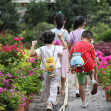 批发民族风儿童背篓刺绣铃铛手工编织摄影舞蹈道具双肩彩色小背篓