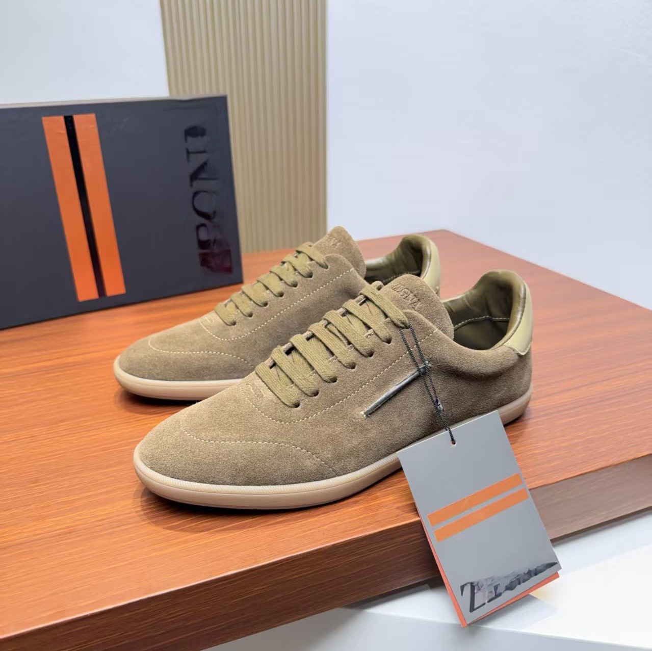 Estación europea nueva suela gruesa zapatos deportivos de hombre zapatos de cabeza redonda zapatos de negocios zapatos de cuero casuales de alta gama zapatos blancos pequeños
