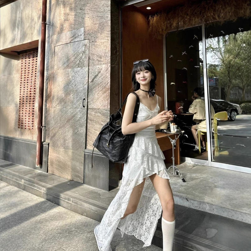 French Lace V-Neck Suspender Dress for Women Summer Vacation Asymmetrical Sexy White Beautiful Waist Mid-Length Skirt