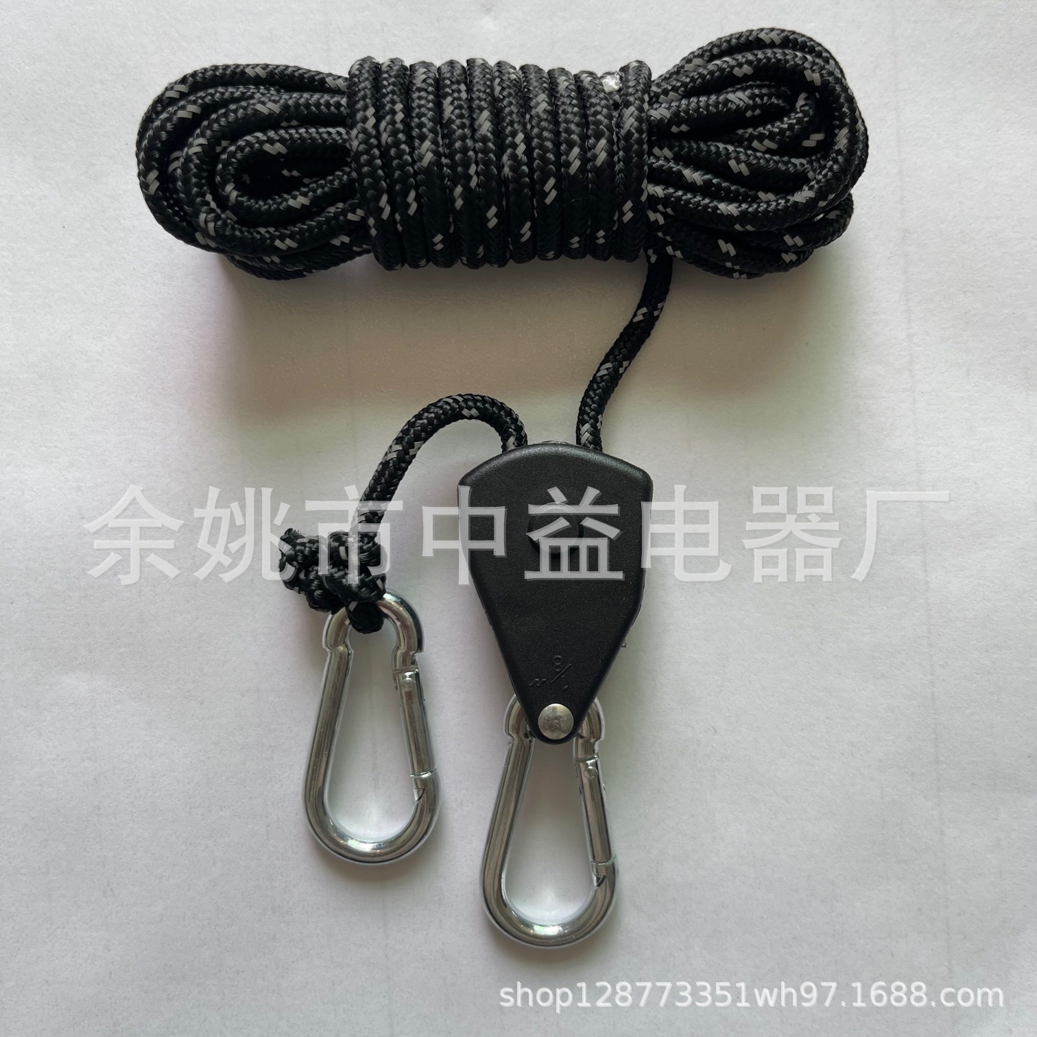 En stock, disponible al por mayor incluso para una sola unidad: Cuerda de suspensión ajustable de 1/8 para lámparas LED con rueda metálica y tensor de trinquete de plástico.