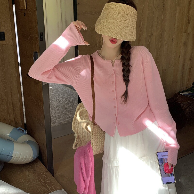 Korean version of peach powder small and foreign temperature soft style round neck split knitted cardigan small high waist short sunscreen shirt Korean version of peach powder small and foreign temperature soft style round neck split knitted cardigan small high waist short sunscreen shirt