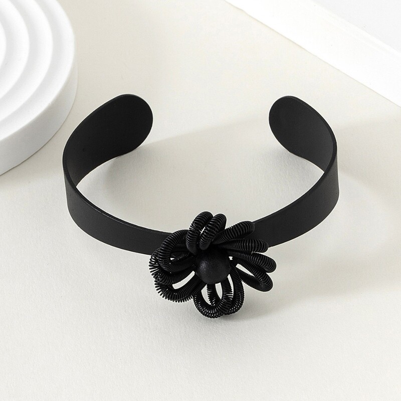 Simple and Fashionable Black Flower Opening Design That Is Versatile for Daily Gatherings and Adapts to Wrist Size Bracelets Simple and Fashionable Black Flower Opening Design That Is Versatile for Daily Gatherings and Adapts to Wrist Size Bracelets