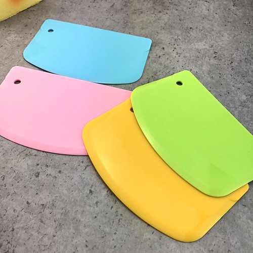 Manufacturer supplies baking tool scraper, PP cream cake flour cutting knife, semicircular plastic scraper with hole