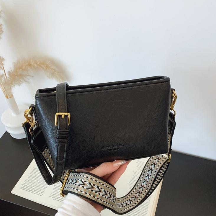 Bolsa de comercio exterior ultra caliente para mujeres 2025 nuevo bolso de hombro casual universal de alta calidad con una correa de hombro ancha bajo la braza