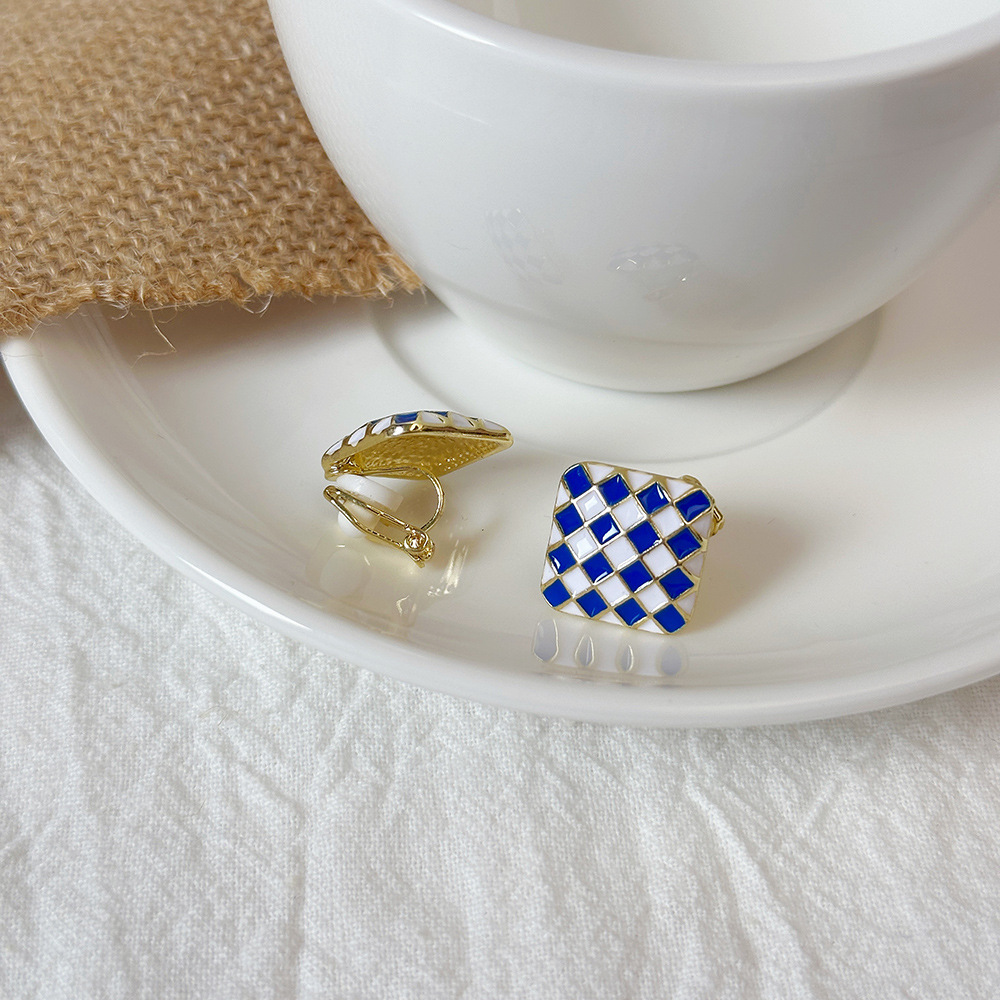 Versión coreana del temperamento de camelia, sin orejas perforadas, pinza para la oreja, flor de perla, tablero de ajedrez, pinza para la oreja triangular con diamantes, pendientes de nicho para mujeres