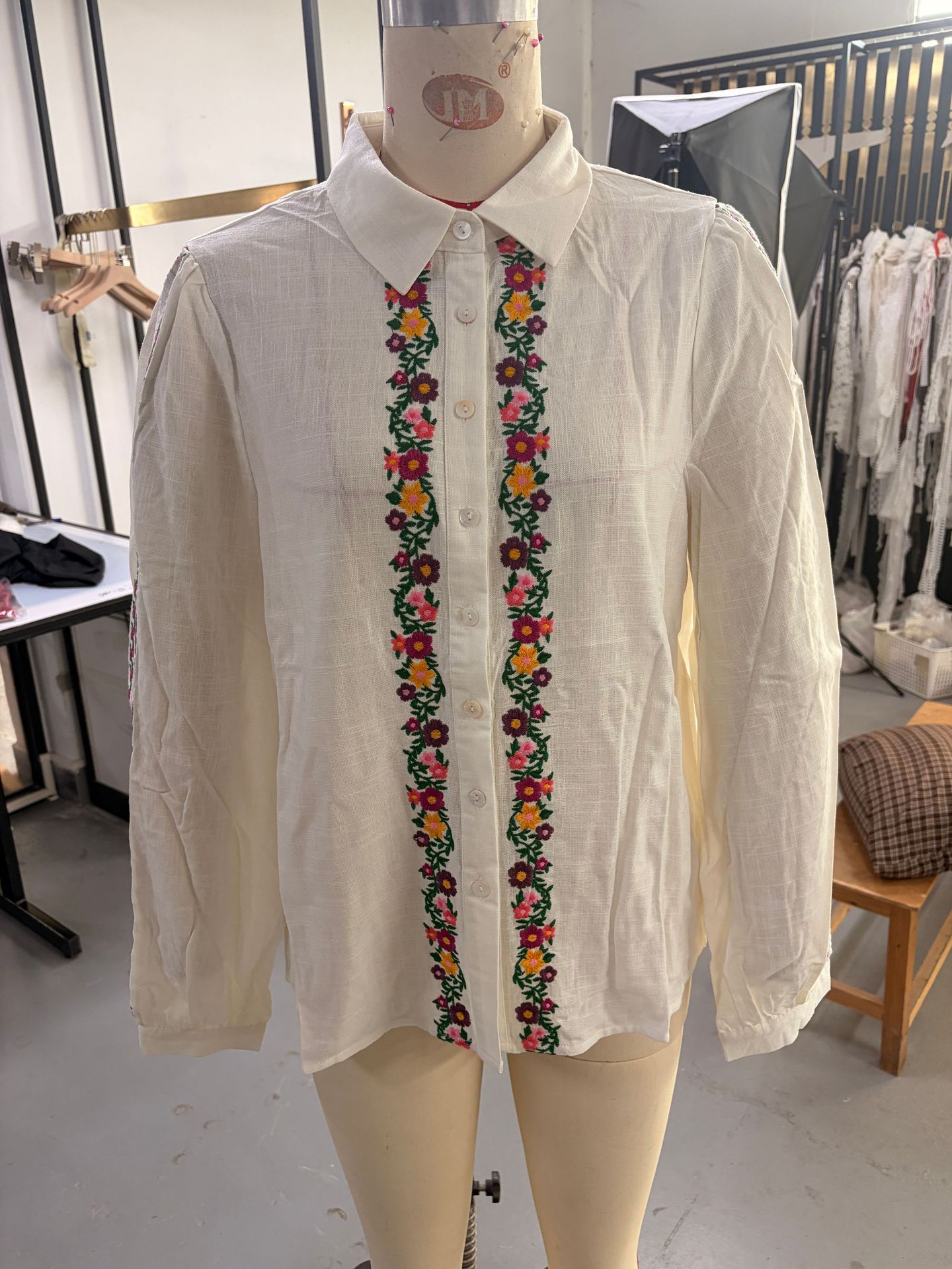 Europa y América primavera y otoño nueva industria pesada bordada V-collar francés camisa de manga larga mujer bohemia chaqueta suelta image 9
