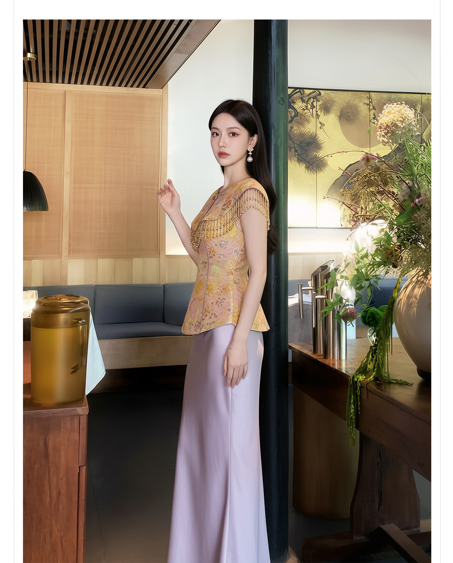 Bộ áo khoác gile và chân váy xếp ly phong cách Tân Trung Hoa, tay áo đính hạt và tua rua — bộ đồ, Màu tím nửa váy, Áo khoác vàng chi tiết 6