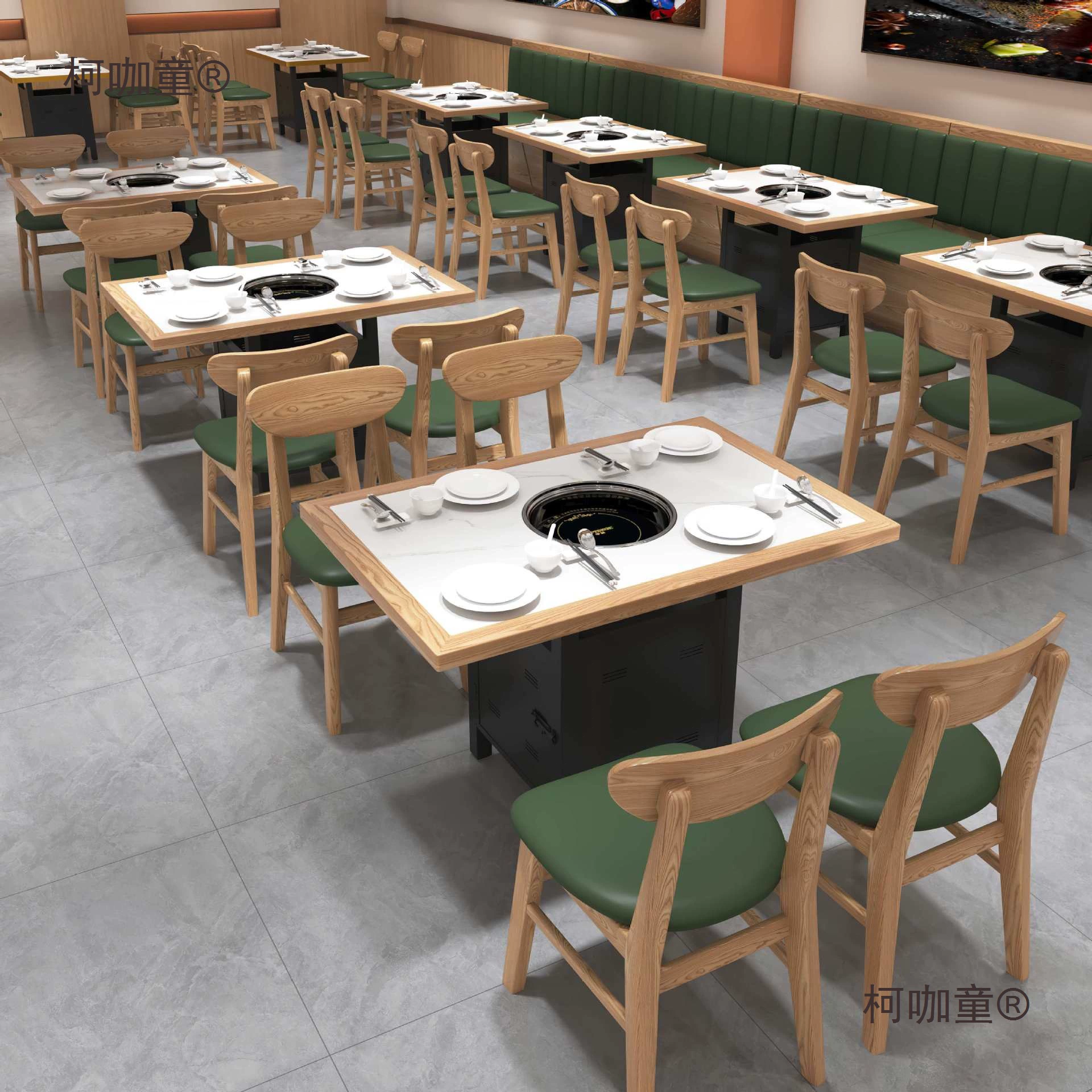 Обеденный стол из массива дерева, сланца и мрамора с индукционной плитой, встроенной барбекю-зоной, диваном и стульями Metabo.