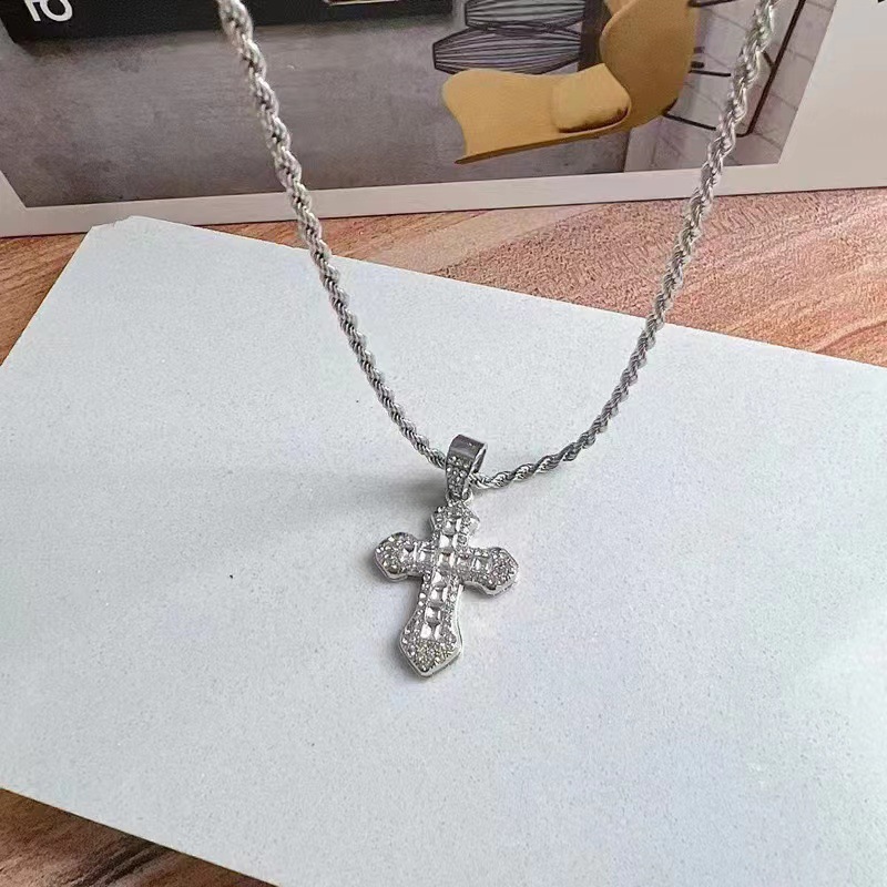 Collana con ciondolo a croce e diamanti per uomo e donna_voghion.com