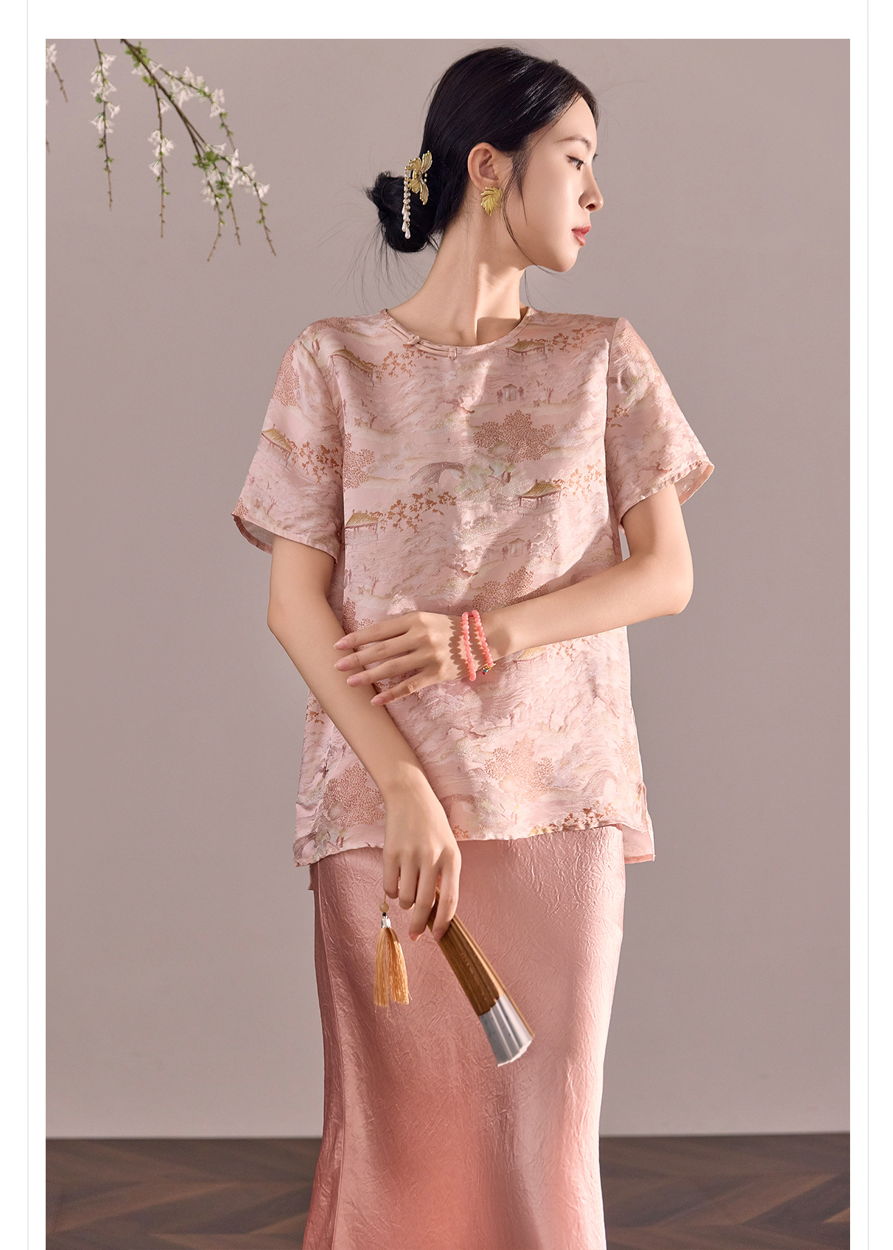 Áo thun cổ tròn tay ngắn phong cách Tân Trung Hoa đính khuy vải, chất liệu lụa tơ tằm jacquard — Màu hồng, màu mơ chi tiết 2
