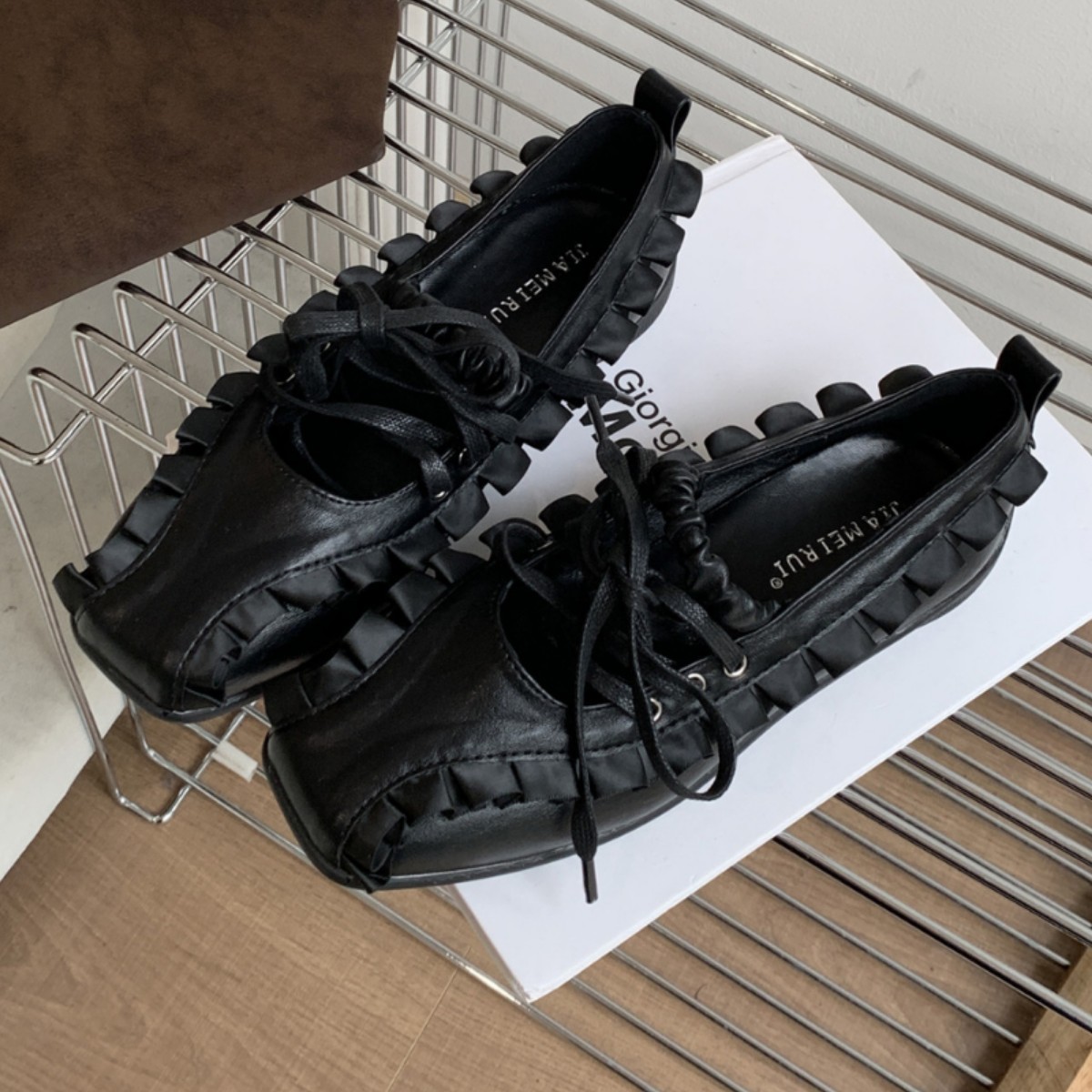 In-Stock Niche Luxury 2025 Women's Shoes Korean Style Ballet Flats Square Toe Lace-Up Low-Top Leather Shoes Full Leather Sneakers