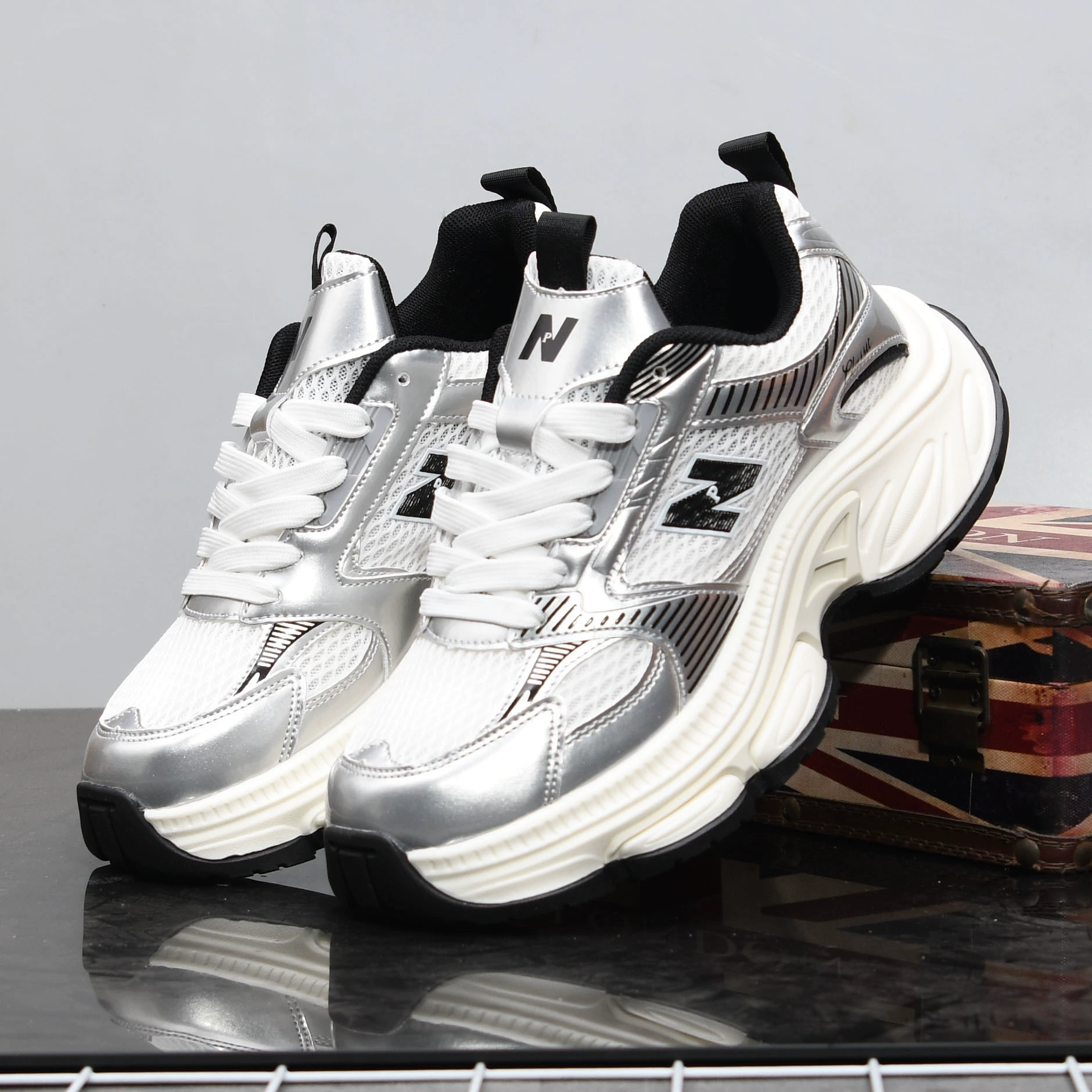 Повседневная обувь на толстой подошве, обувь для папы, мужская обувь, новая дышащая летняя сетчатая универсальная мужская и женская спортивная обувь, увеличивающая рост, модная 2513