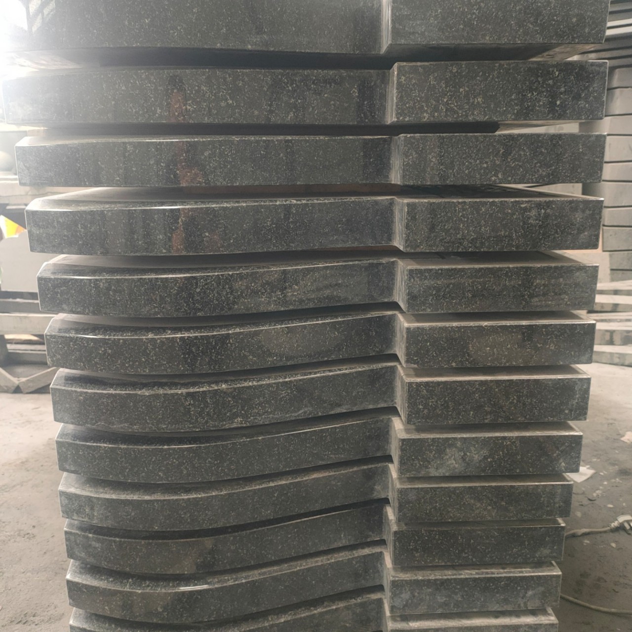 滨州青墓碑北大青石材花岗岩地铺景观石安装火烧面荔枝面家装