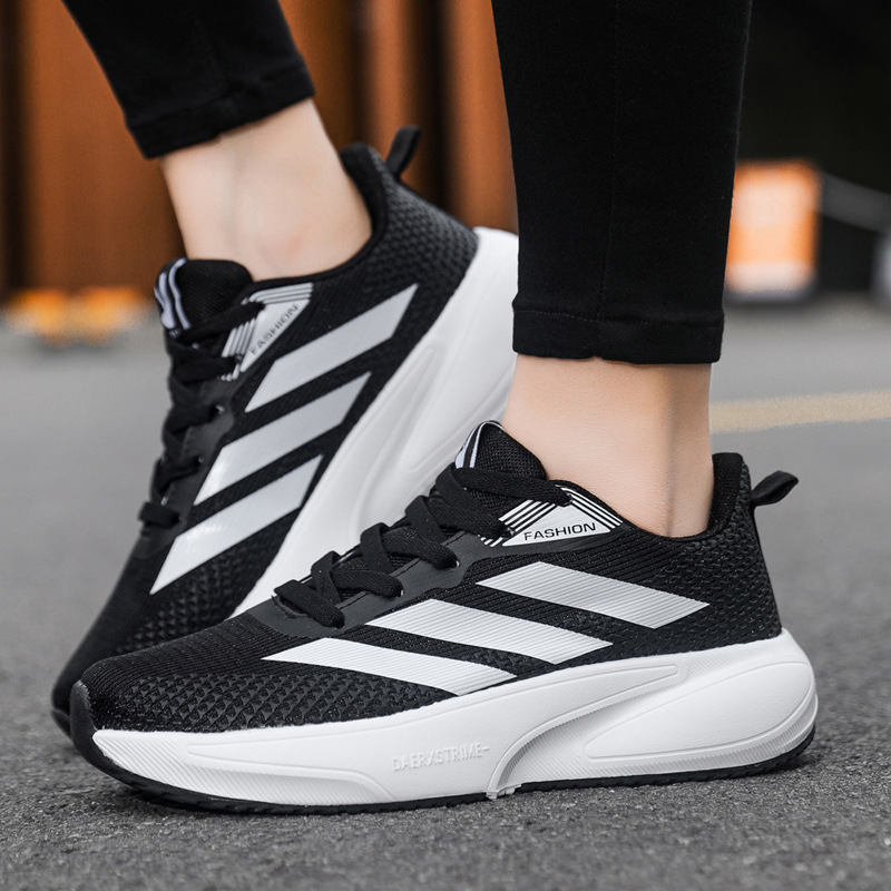 Zapatos de hombre comercio exterior al por mayor de verano nuevos zapatos deportivos transpirables ligeros y casuales cómodos zapatos de carrera pareja zapatos adhesivos fríos