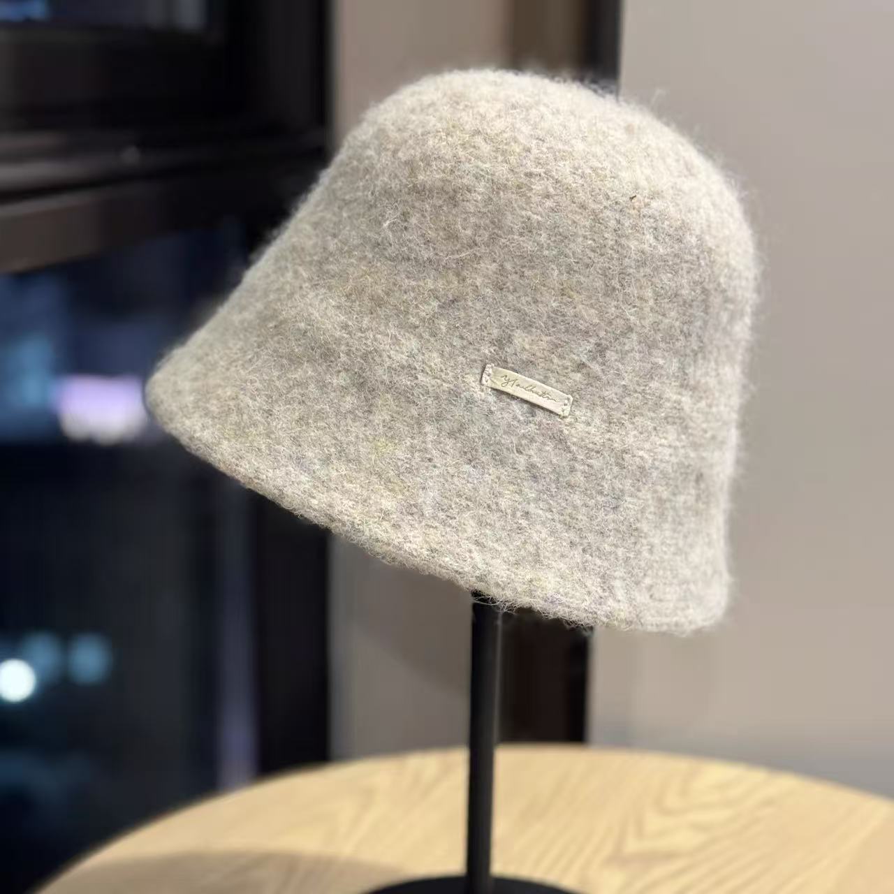Francia elegante sombrero de pescador blanco para mujeres otoño y invierno 2025 nuevo estilo artístico para mostrar la cara pequeña sensación simple sombrero de cubo de agua universal