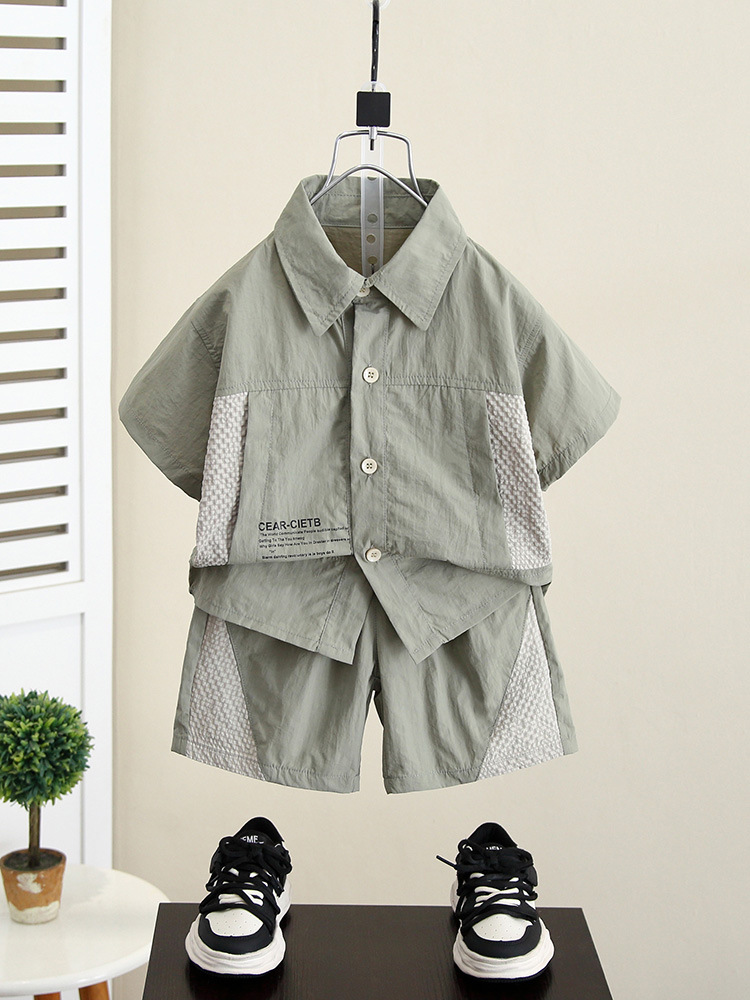 Conjunto de verano para niños 5408, ropa infantil moderna de manga corta, conjunto de dos piezas con camisa elegante para verano, nuevo modelo 2026 para niños pequeños.