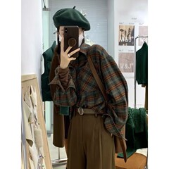 毛の格子のシャツの女性のデザイン感の小さい大衆の上着の秋の復古の港の味はゆったりしています。