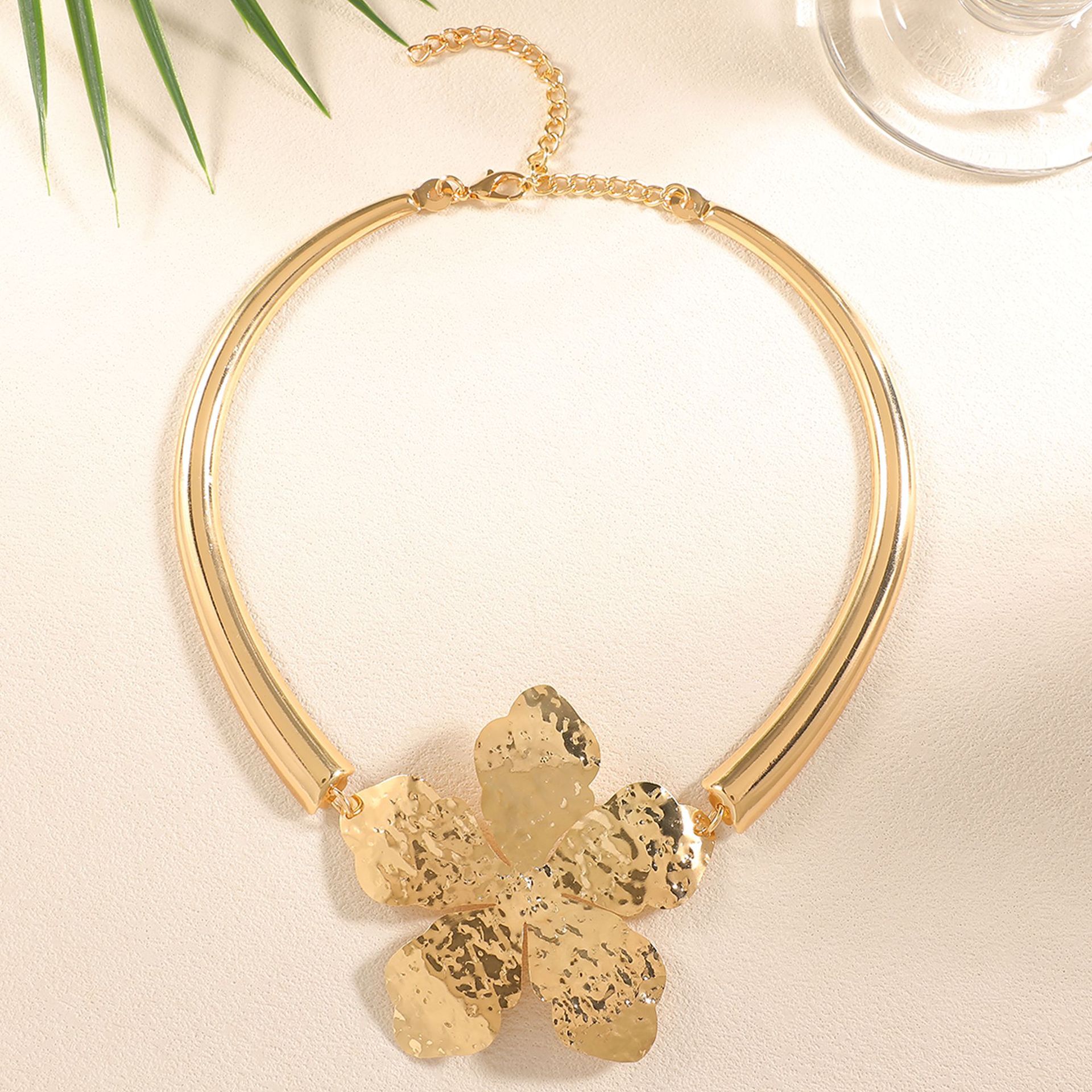 Europa y los Estados Unidos transfronterizos diseño geométrico simple exagerado collar colgante de flores collar de geometría de metal