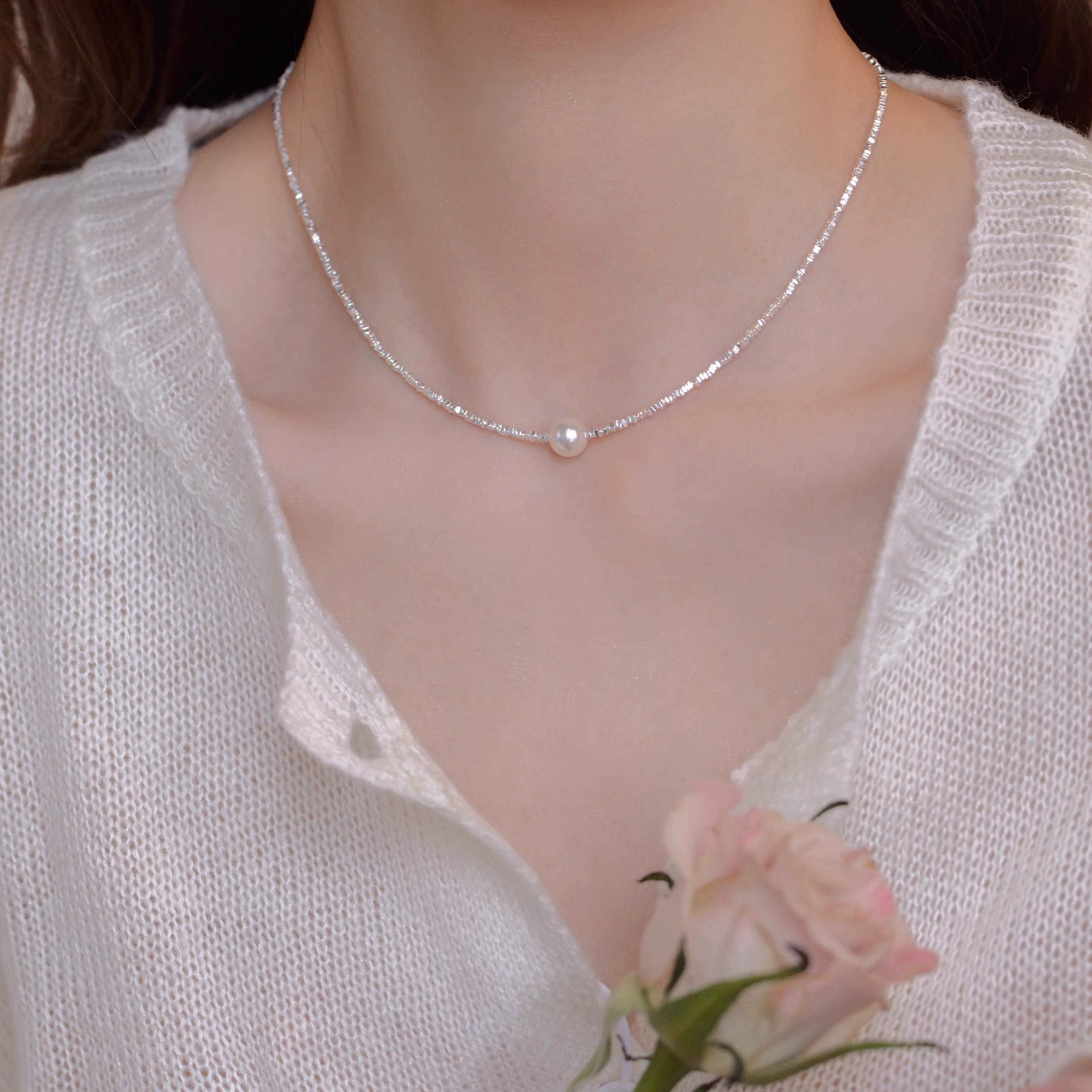 Серебряное ожерелье с подвеской из жемчуга для женщин, легкая роскошная высококачественная цепочка на ключицу, новое модное дизайнерское ожерелье 2025 года для женщин.