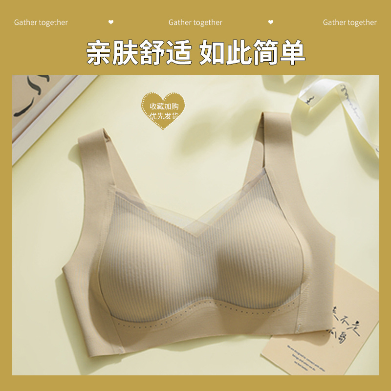 Los senos pequeños de la ropa interior de las mujeres se muestran grandes y se juntan.