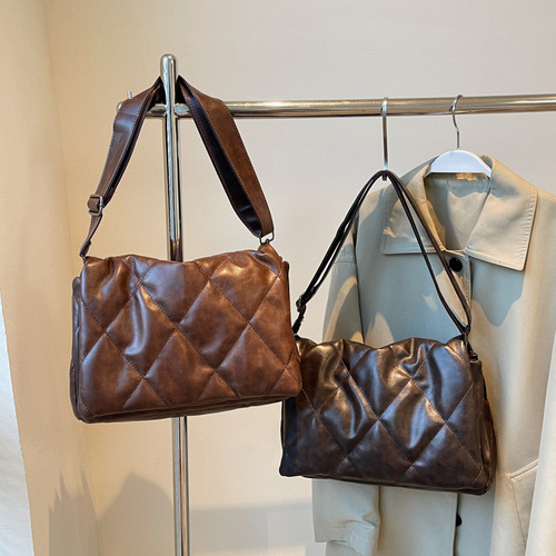 High-quality large-capacity commuting shoulder crossbody bag for women, retro chevron design, unique messenger bag