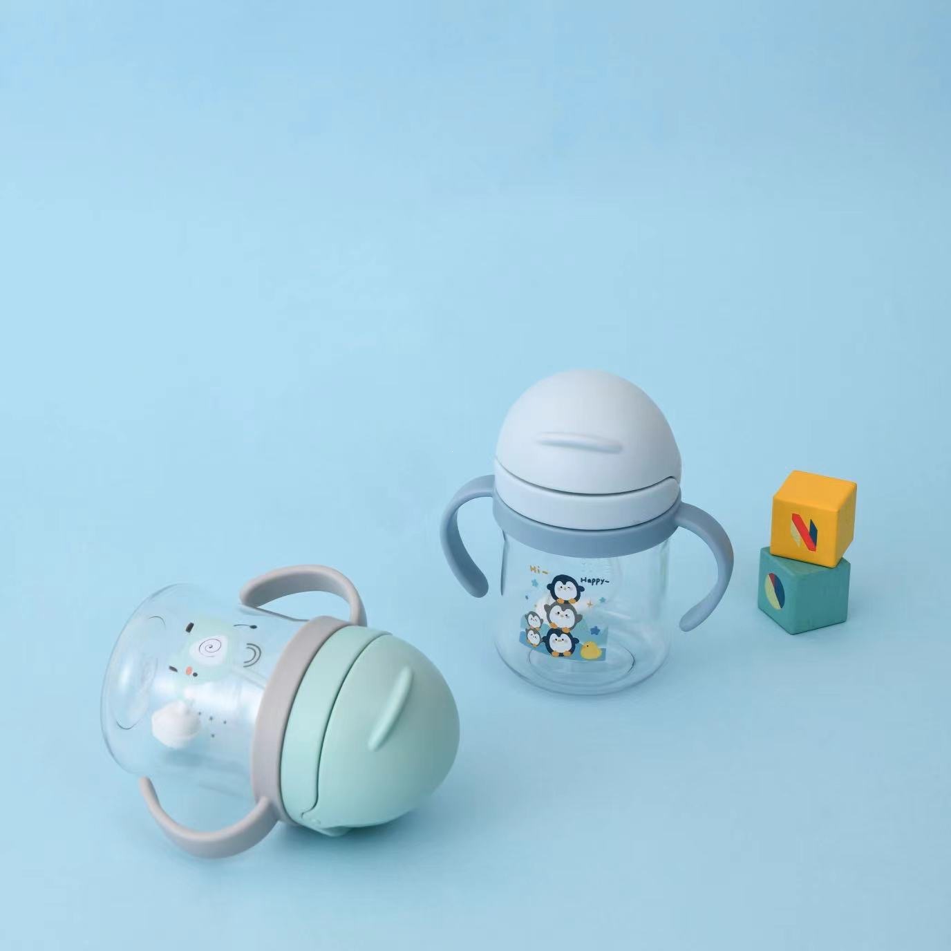 Taza de agua infantil encantadora taza de paja de plástico de dibujos animados para niños de jardín de infantes bebés taza de agua portátil resistente a la caída de verano