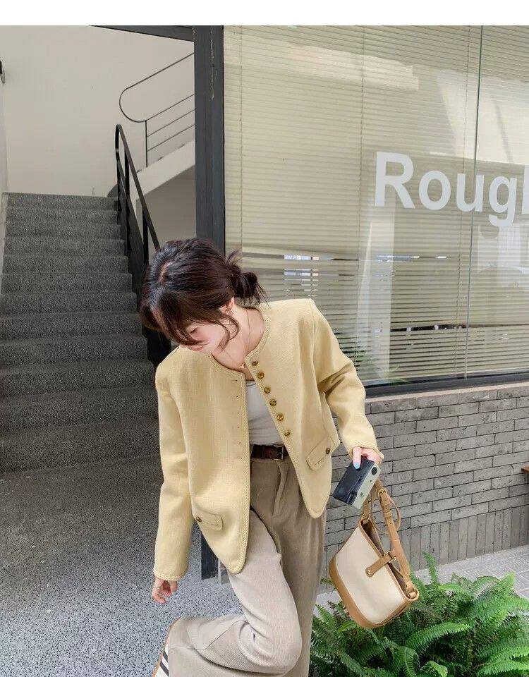 Áo khoác nữ dáng ngắn cổ tròn phong cách retro thanh lịch, form rộng, chất liệu tweed — Ren vàng chi tiết 24